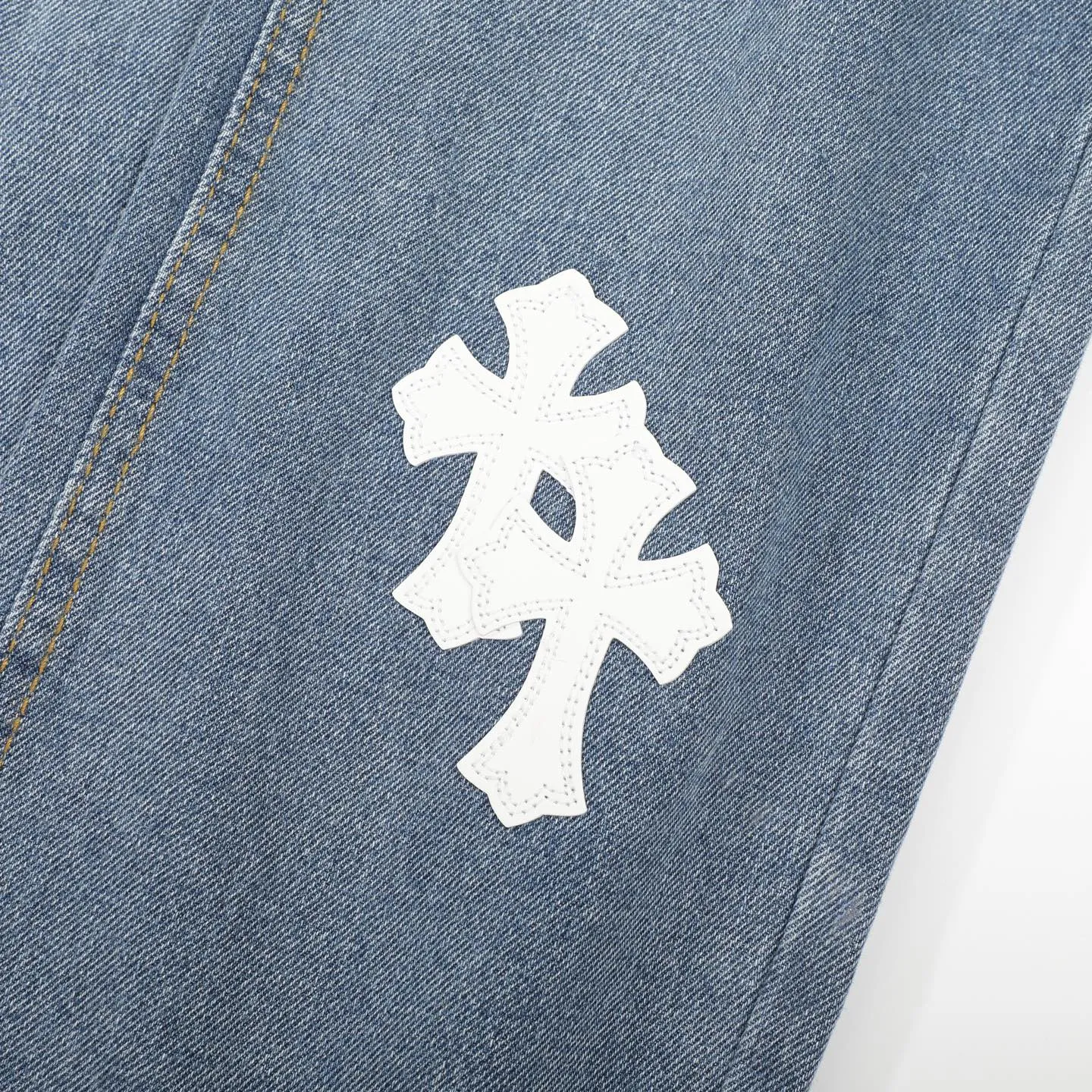 P230 Chrome Hearts CH/Chrome Hearts classic blue and white cross-patterned leather jeans. Original purchase and patterning. Really restores the ultimate texture of Vintage. Special Italian cowhide print and then cut. Customized three-layer thick line leather of sheepskin. The whole body is spliced in heavy water washing process. Craftsmen hand-splash ink. You can see the details. Three-dimensional cutting version. Loose and comfortable. Not flattering on the figure. Makes you taller and slimmer. Factory Seiko. Original quality control. Same style for men and women. Can be matched with couples. Versatile recommendation. Essential jeans for all seasons Color: blue Size: 28-36 (S-XXL)